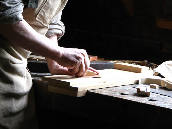 Ofrecemos un servicio de <strong>carpintería  de madera y ebanistería en Llambilles</strong> adaptado a las necesidades del <strong>cliente</strong>.